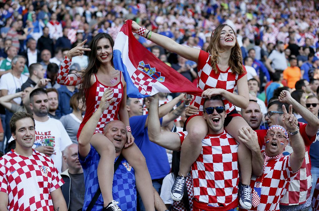 Euro 2016, grupa D. Cehia - Croația 2-2. Suporterii croați au creat haos, aruncând cu torțe și petarde pe teren, iar Necid a egalat din penalty /  FOTO