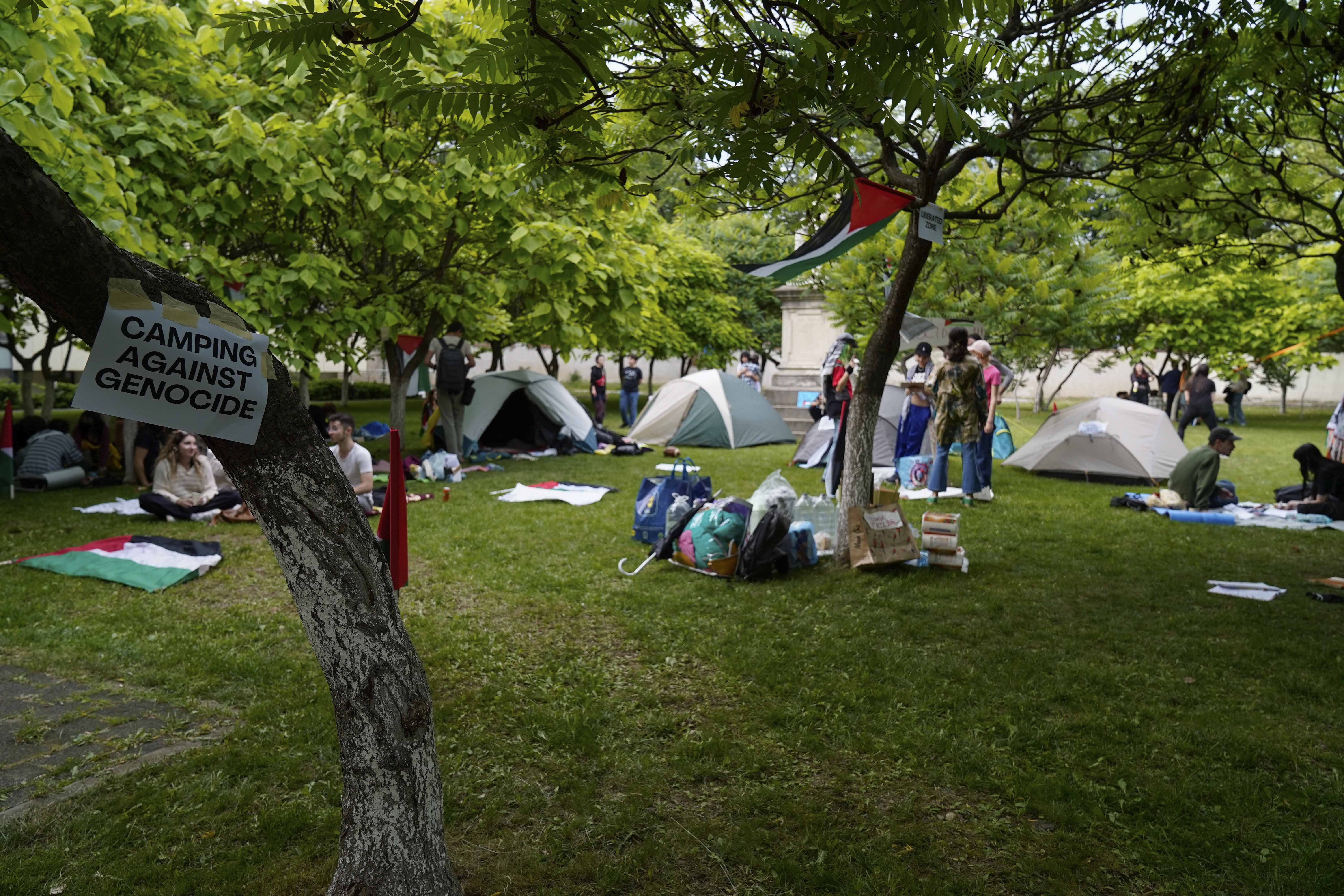 Tabără pro-Palestina, la rectoratul Universităţii Bucureşti, după modelul celor din SUA: „Opriți genocidul”