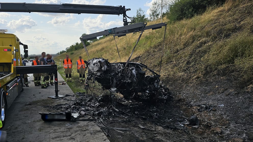 Lamborghini Aventador făcut scrum într-un accident la peste 200 km/h, pe o autostradă din Germania. Șoferul și pasagerul au scăpat cu viață