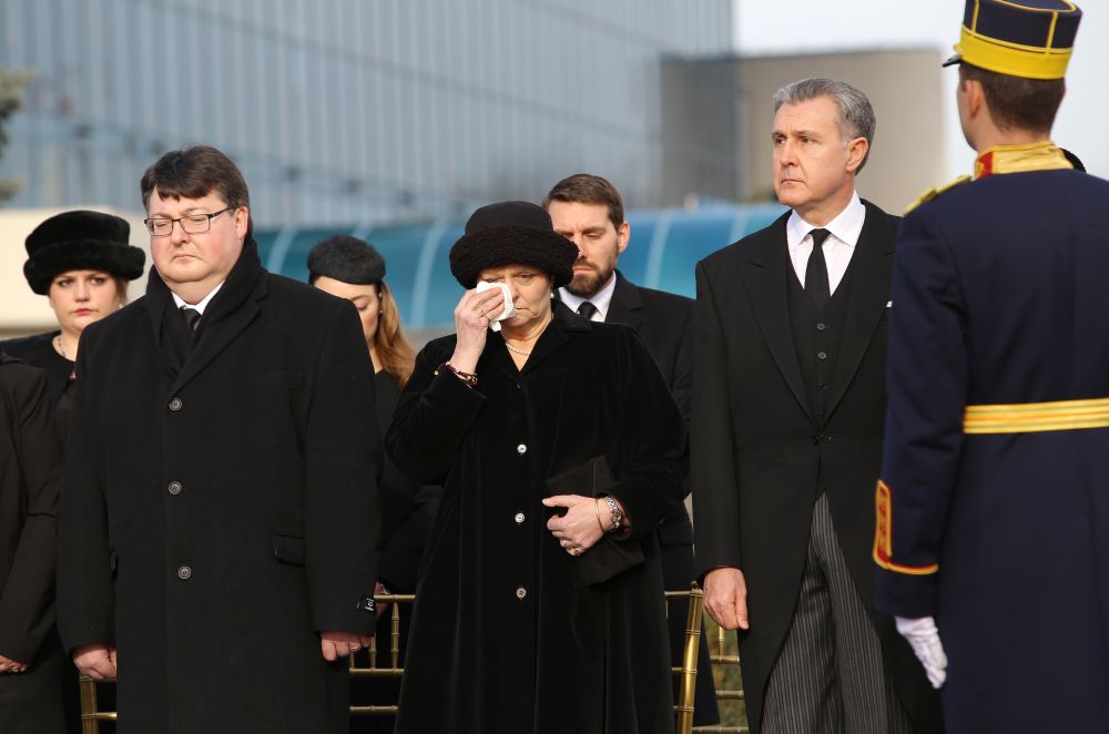 Principele Nicolae, cu lacrimi în ochi la căpătâiul Regelui Mihai. Profund marcat pe aeroport | FOTO & VIDEO