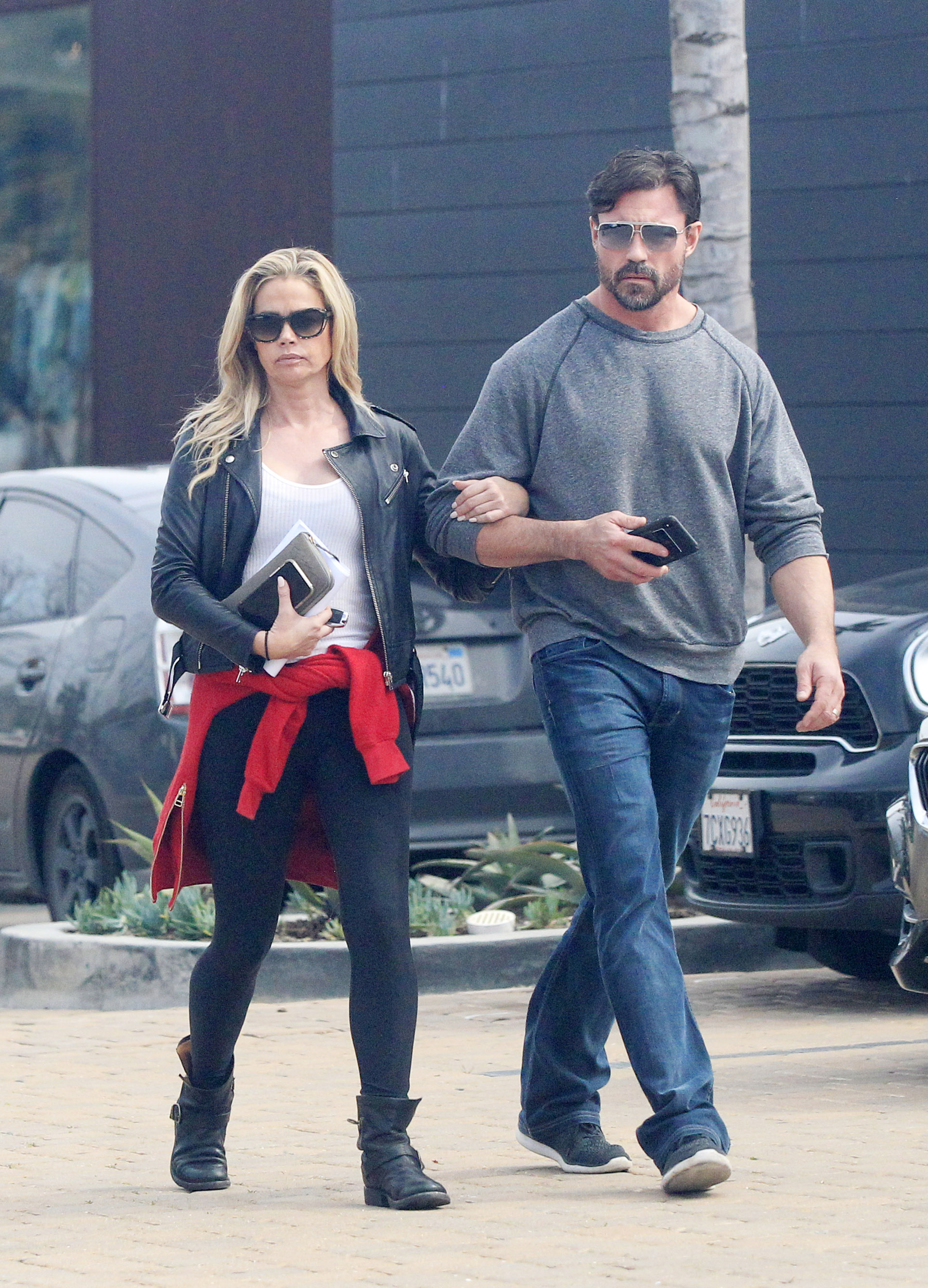 Divorț surpriză la Hollywood! Soțul lui Denise Richards, Aaron Phypers, a depus actele după 6 ani de căsnicie
