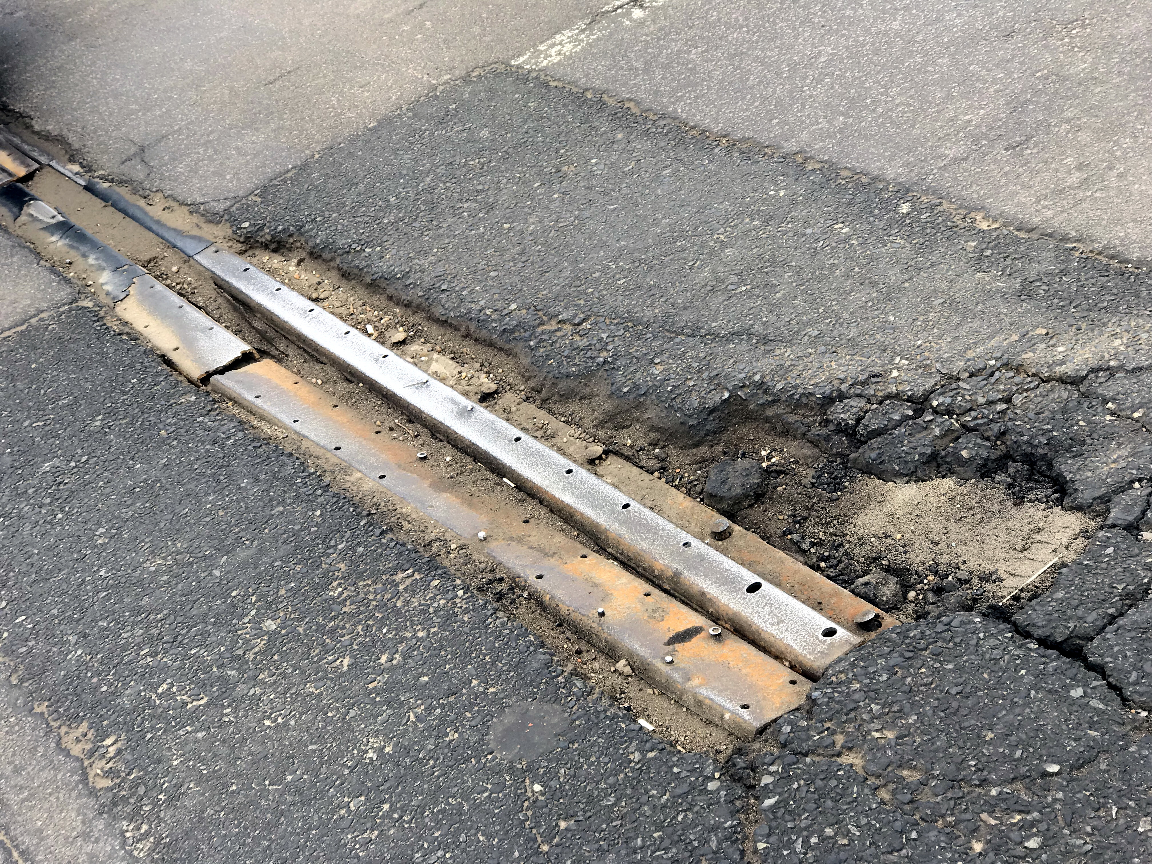Pericolul de pe Podul Grant. Gropile, bucățile de beton desprinse și parapeții de metal ruginiți au îngrozit șoferii, nu și autoritățile