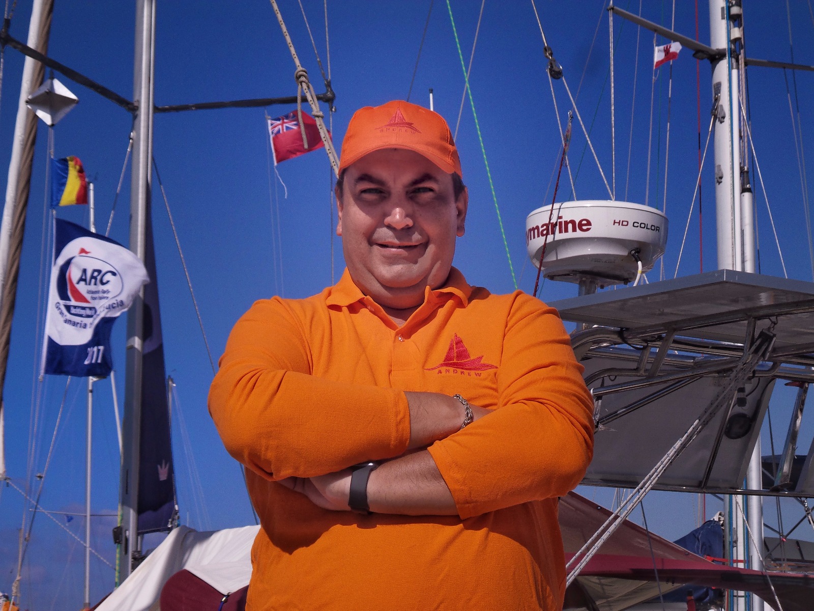 REPORTAJ / Șapte români înfruntă Atlanticul pe un velier. Luptă trei săptămâni cu vântul, cu valurile și furtunile pentru copiii cu autism/ GALERIE FOTO