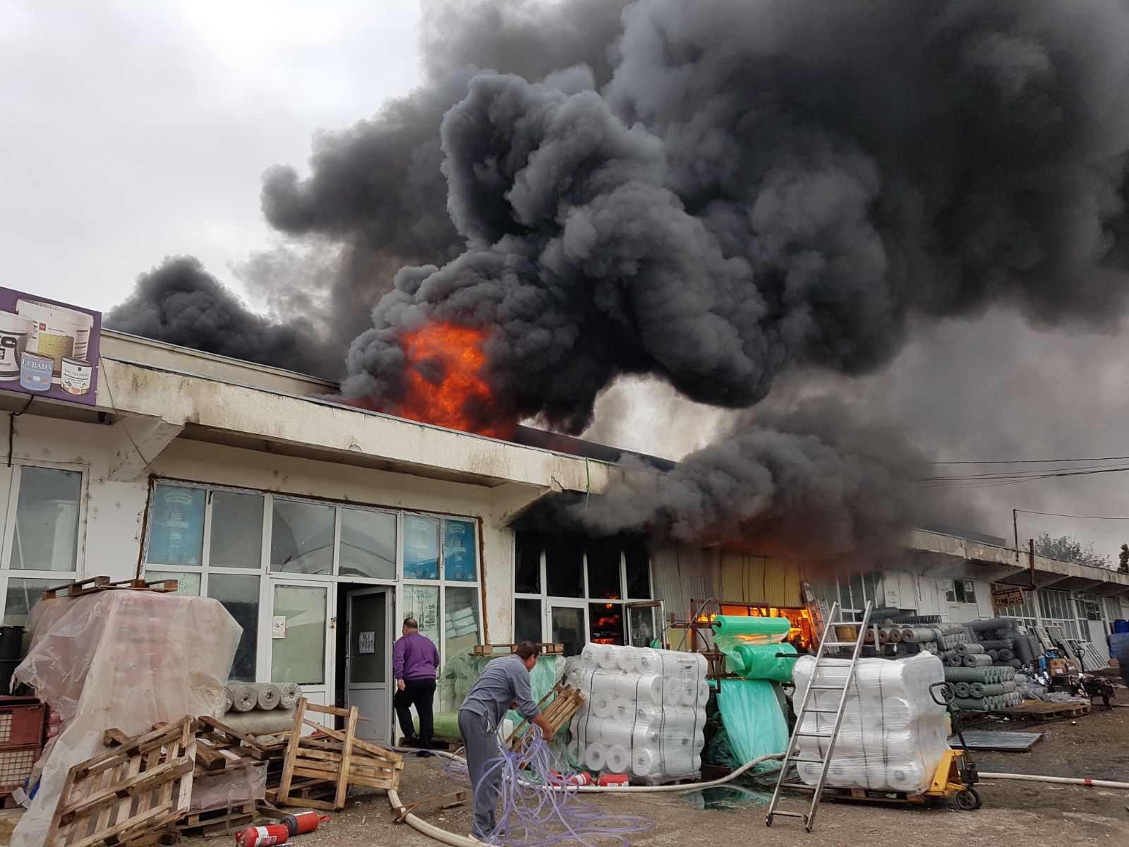 UPDATE/ Incendiul izbucnit la un depozit din Vaslui a fost stins (FOTO&VIDEO)
