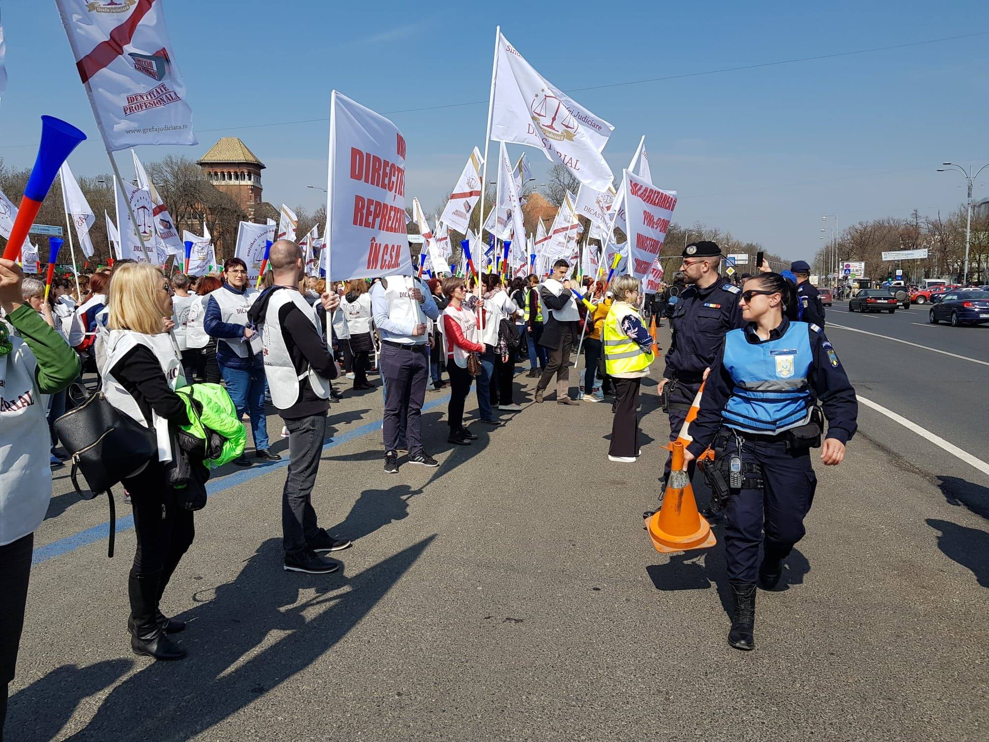 UPDATE. Delegaţie a grefierilor, la discuţii la Guvern. Colegii lor protestează în Piața Victoriei (FOTO&VIDEO)