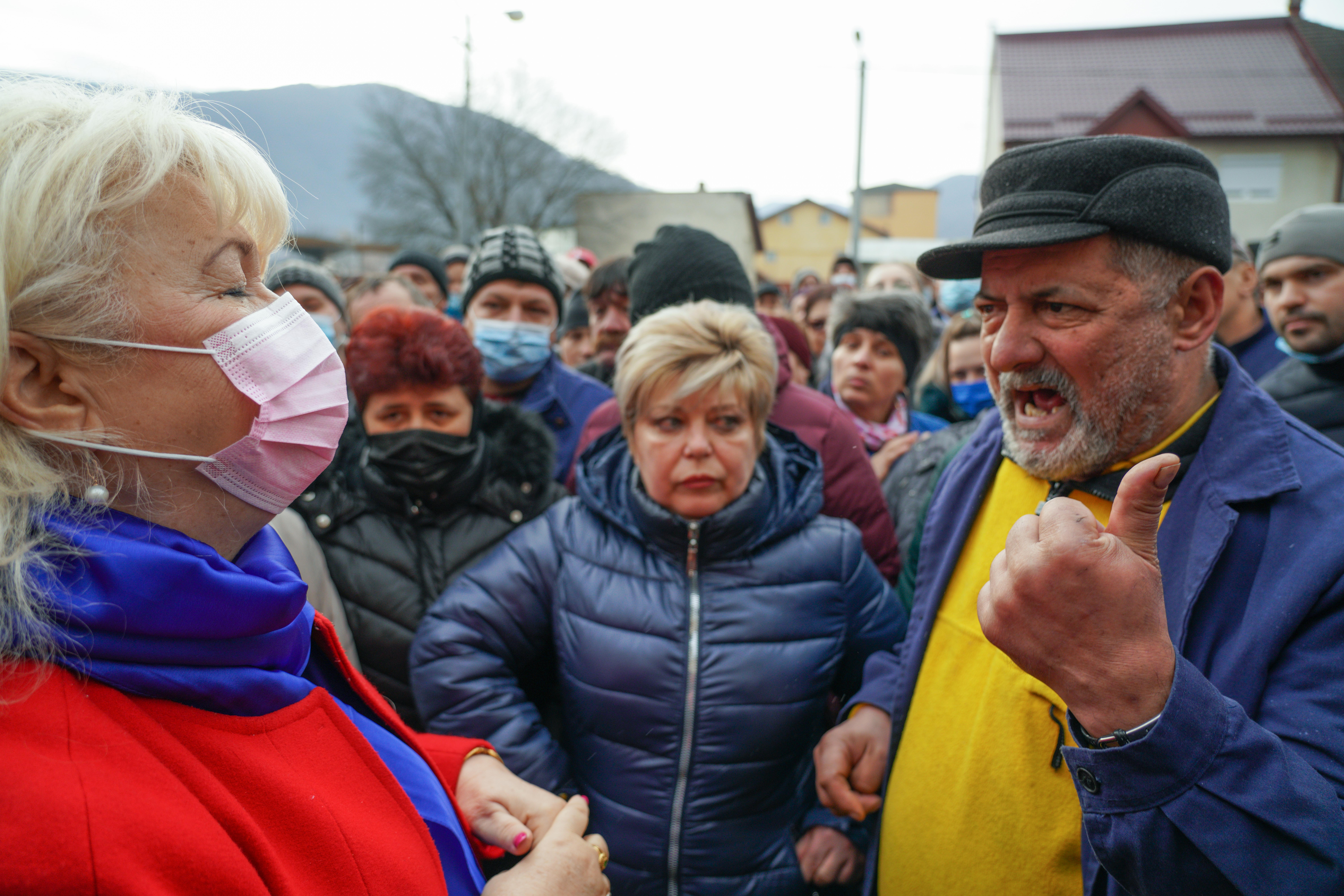 REPORTAJ | Disperarea muncitorilor din Cugir care fac muniție pentru NATO. „După 40 de ani câștig 1.800 de lei. Ce ne mai rămâne după factura la gaz?”