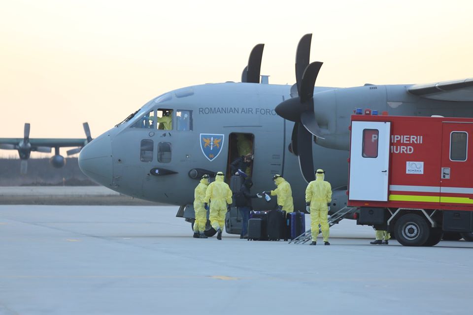 Cum arată avionul militar amenajat pentru a-i aduce în țară pe românii de pe Diamond Princess