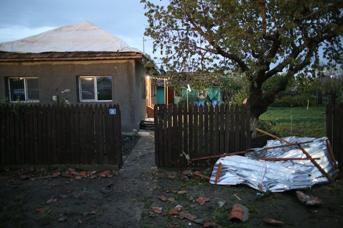 Reporterii Libertatea au surprins primele imagini cu casele distruse de tornada din Drajna! Cel puțin 14 gospodării afectate de fenomenul meteo extrem