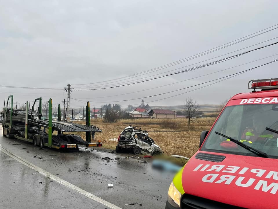 Citroen C3 complet deformat de impactul cu un TIR, în Suceava. Șoferița de 69 de ani a murit pe loc
