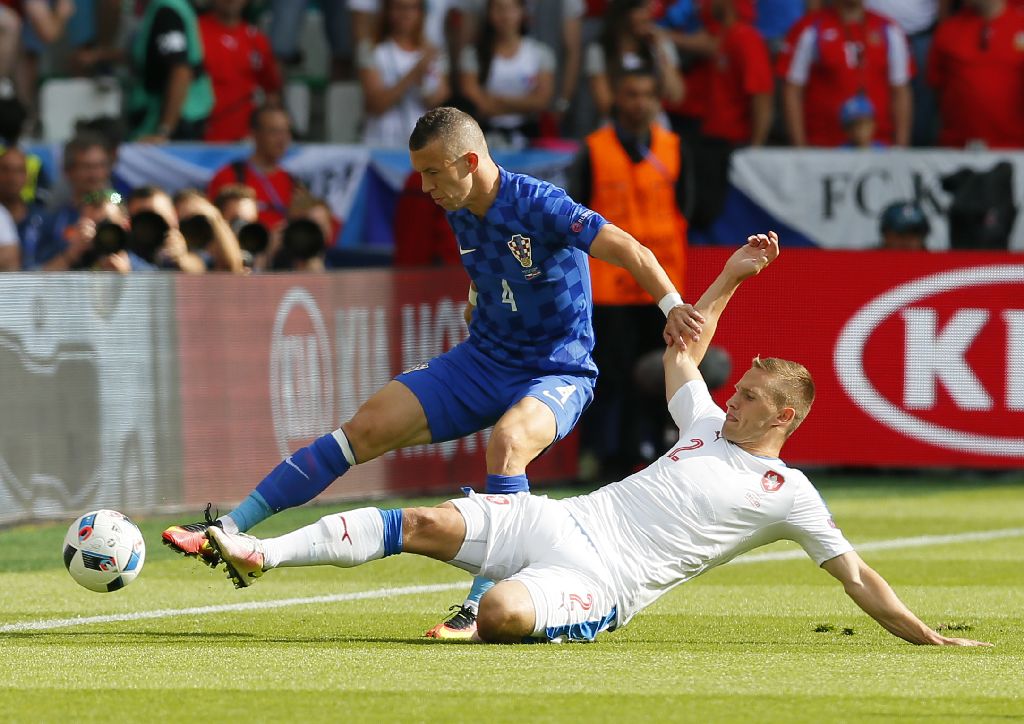 Euro 2016, grupa D. Cehia - Croația 2-2. Suporterii croați au creat haos, aruncând cu torțe și petarde pe teren, iar Necid a egalat din penalty /  FOTO