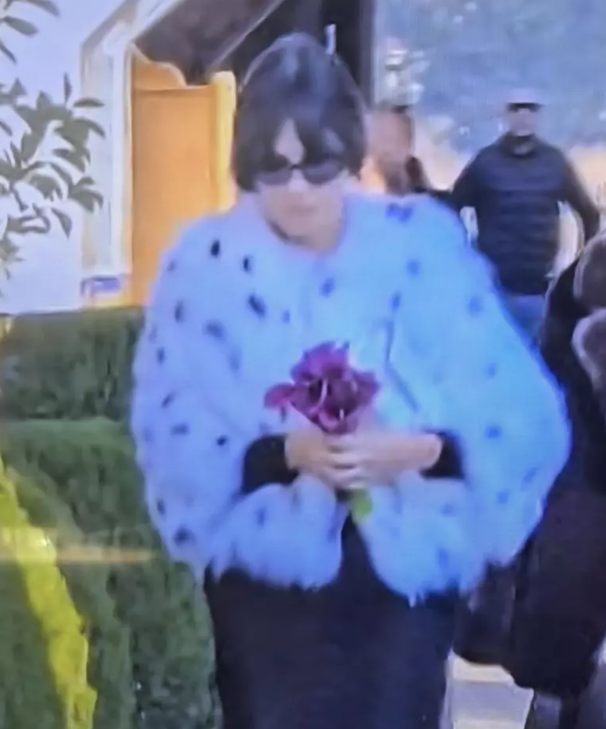 Dana Budeanu, cu lacrimi în ochi la înmormântarea Deliei Budeanu, fosta ei soacră. Cum s-a îmbrăcat vedeta și ce flori i-a adus regretatei prezentatoare TV