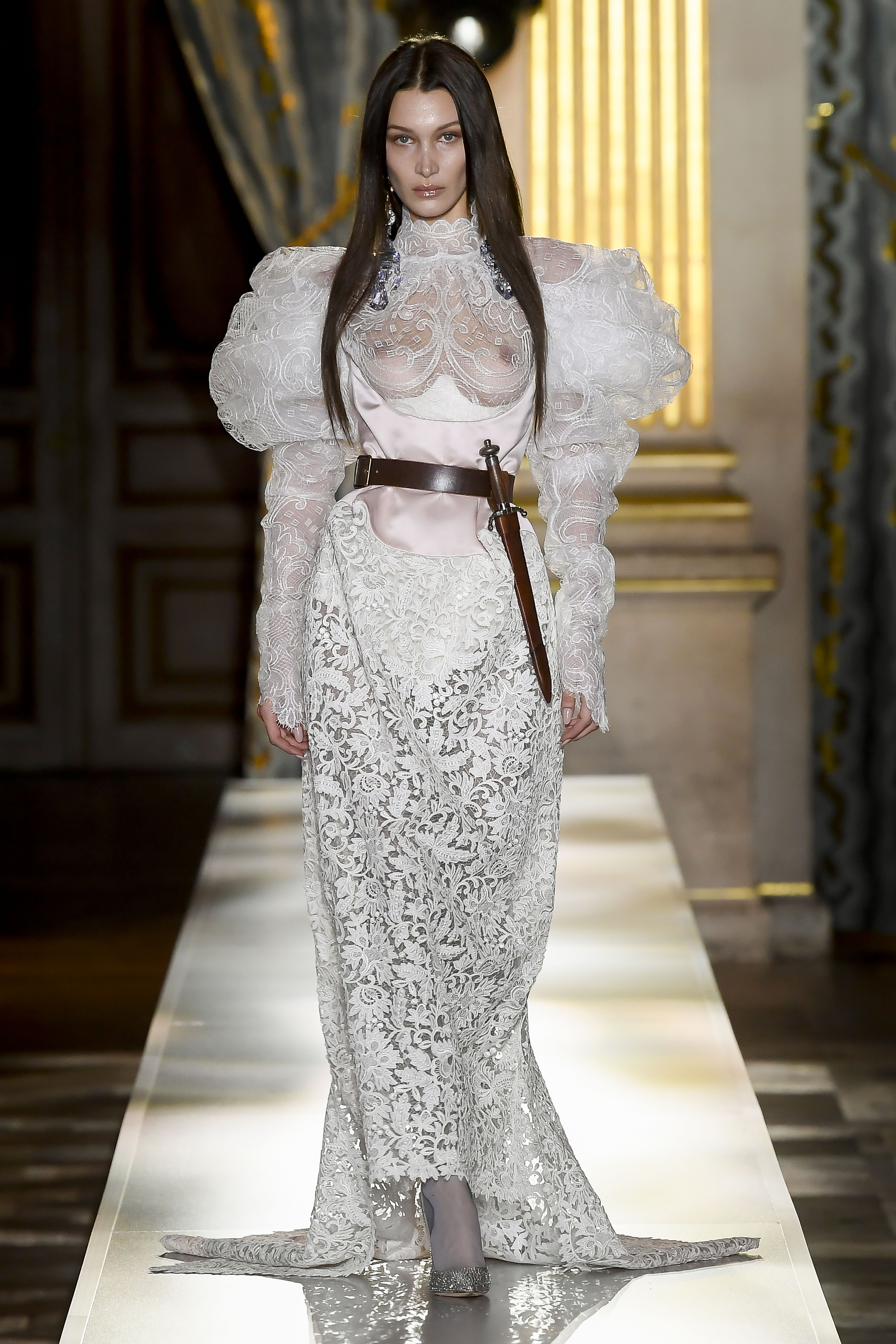 Bella Hadid a apărut în sânii goi la Săptămâna Modei de la Paris