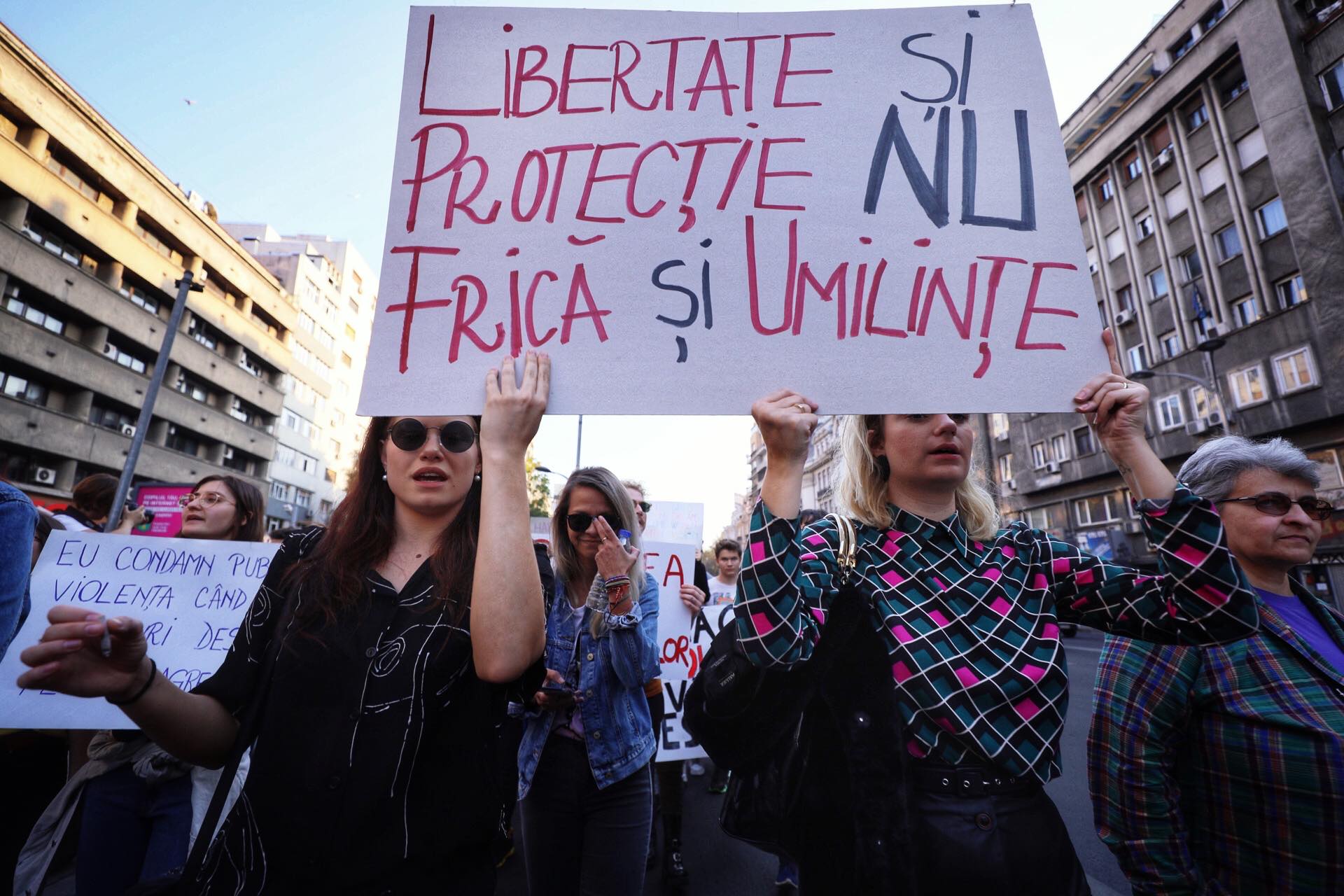 Sute de persoane au luat parte la marșul de solidaritate cu femeile care sunt victime ale violenţei