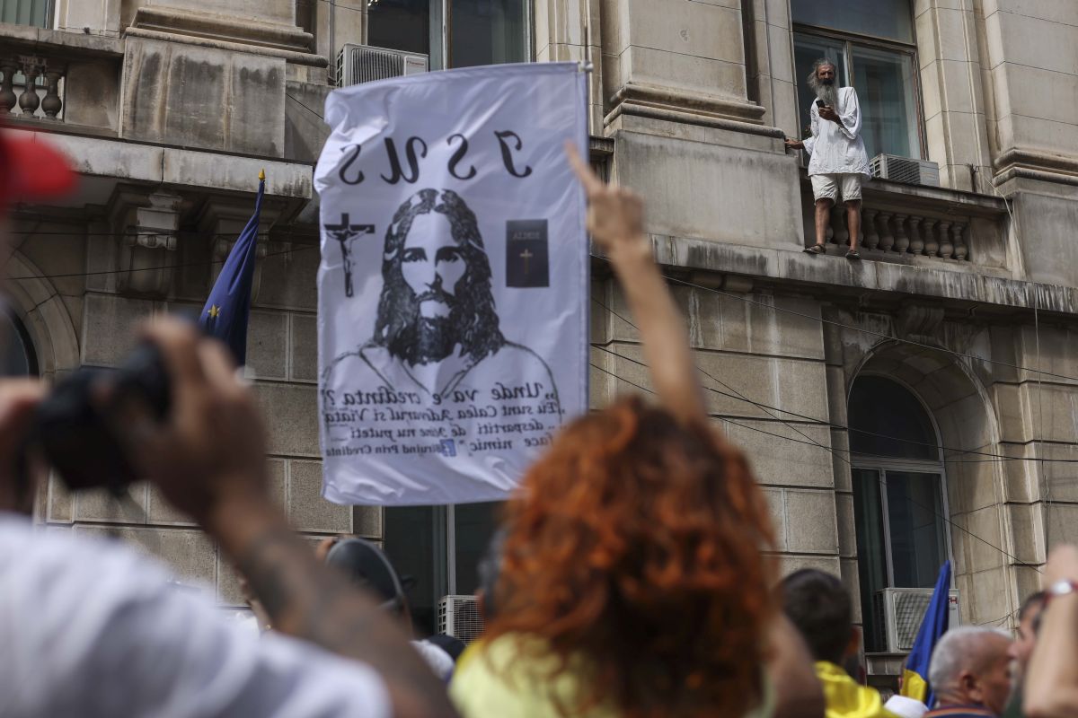 Mai mulți jurnaliști, loviți la protestul AUR anti-vaccin. Organizatorii au instigat oamenii să forțeze intrarea în Ministerul Sănătății, acuză Jandarmeria