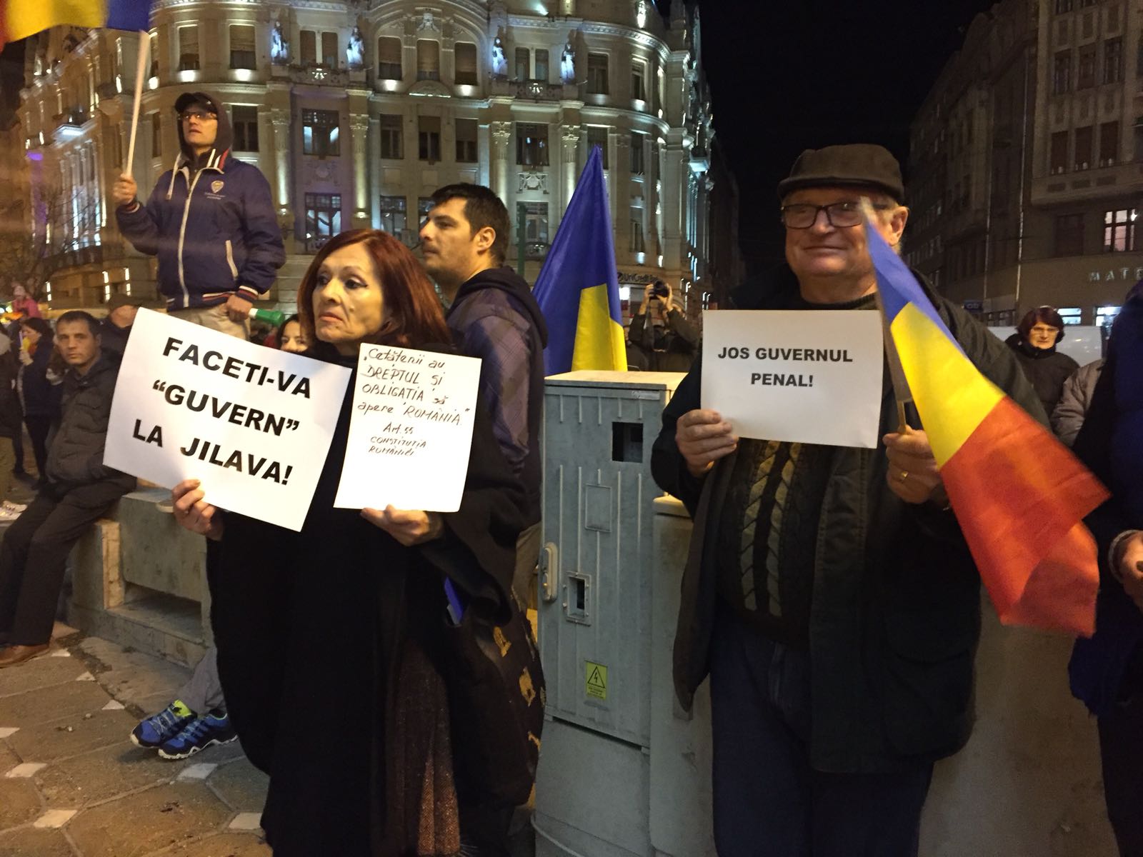 UPDATE: Proteste mai multe orașe din țară față de modificarea legilor justiției. Oamenii au ținut un moment de reculegere în memoria victimelor din Colectiv | FOTO&VIDEO
