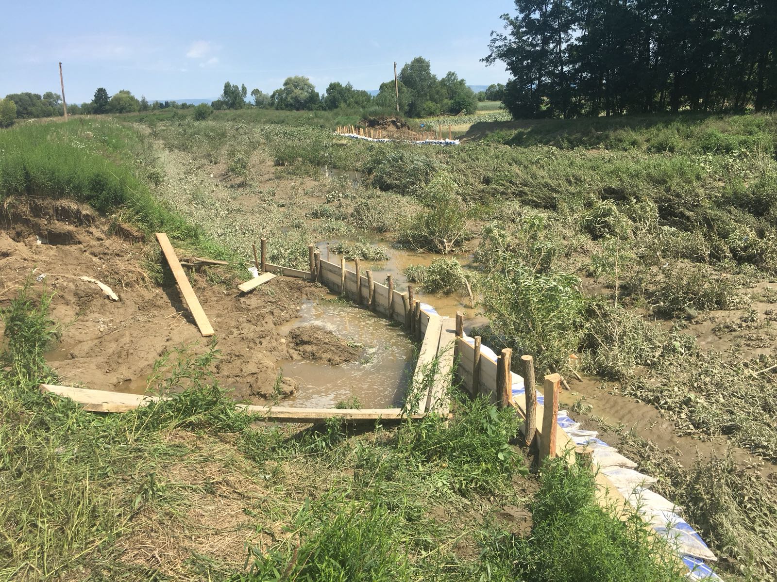 Zeci de pompieri intervin în Covasna pentru astuparea breșelor formate în digurile de protecție ale unui râu și unui pârâu