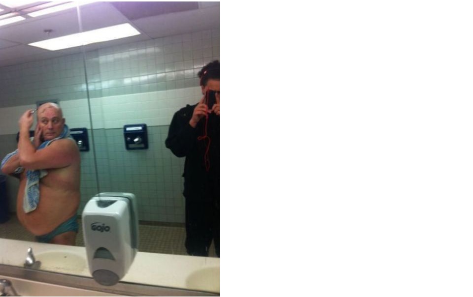 RÂZI CU LACRIMI. Ce ipostaze au surprins camerele de luat vederi instalate în toaletele stadioanelor din America / GALERIE FOTO