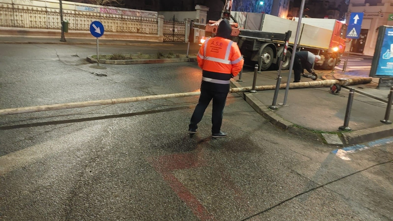 Primăria București demontează stâlpii de iluminat vechi. Ciprian Ciucu: „Nu înțeleg cum de nu i-a văzut nimeni”
