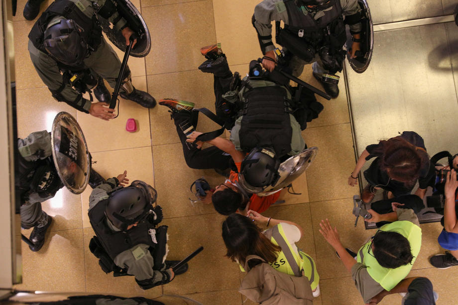 Incidente violente la protestele din Hong Kong. Un agresor i-a smuls o parte din ureche unui politician pro-democrație