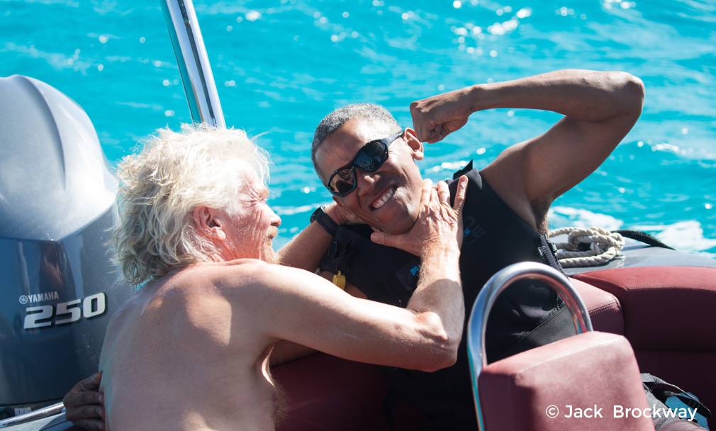 Obama se relaxează practicând surfingul. Fostul președinte al SUA își face de cap / GALERIE FOTO