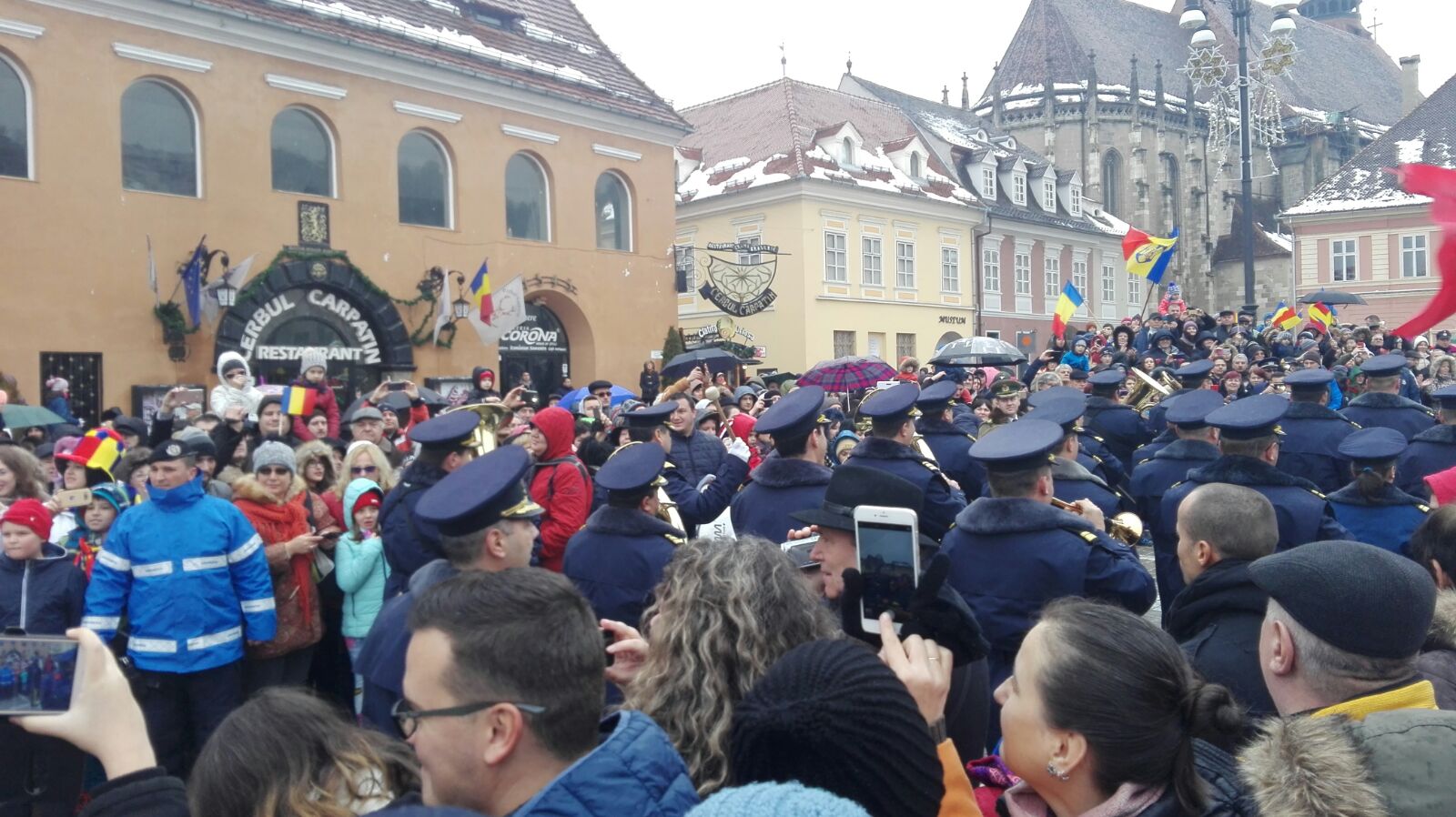 Buzoienii, dezamăgiți că militarii nu au mai defilat cu tehnica din dotare| FOTO/VIDEO