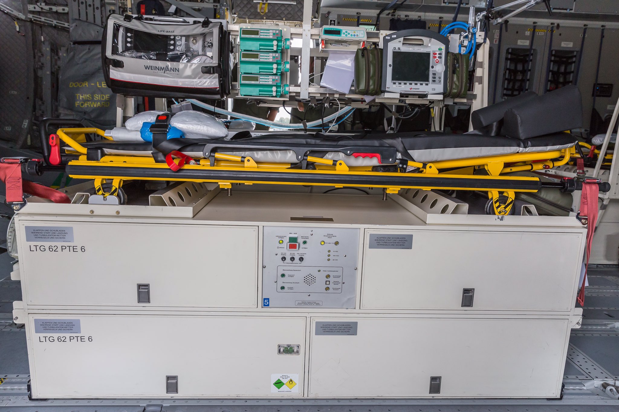 FOTO: Cum arată un avion-spital pentru transportarea pacienților infectați cu COVID-19