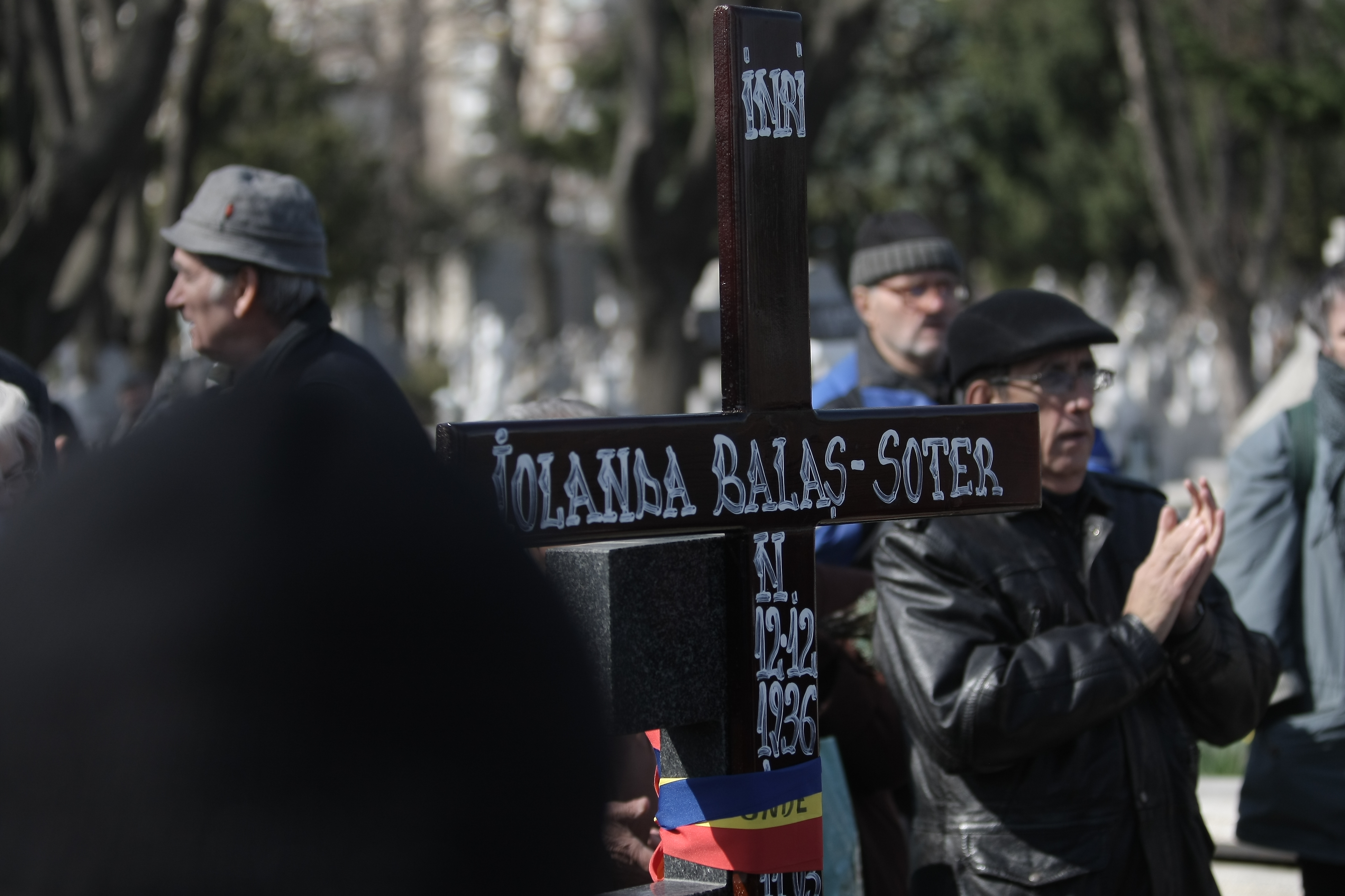 Iolanda Balaș-Soter a fost condusă pe ultimul drum de elita sportului românesc. Pe fosta mare săritoare în înălțime au plâns-o Gabi Szabo, Monica Iagăr, Mariana Bitang, Elisabeta Lipă, Octavian Bellu, dar și un general de 93 de ani/ FOTO