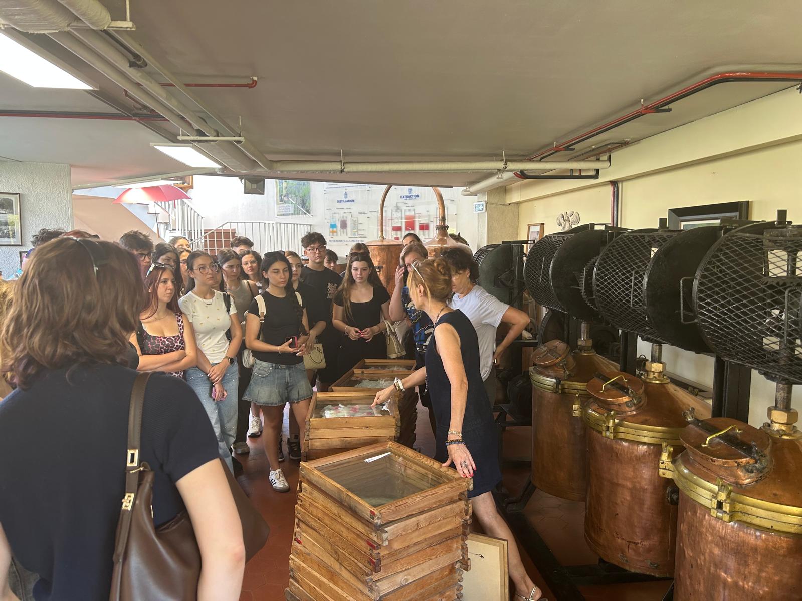 Românca Anesia Dican, între cei 200 de parfumieri ai lumii. Lucrează la Galimard, cea mai veche casă din Grasse, capitala mondială a miresmelor: „Are 1.000 de mirosuri. Nu alcool, nu tutun, nu condimente! Din 200, 40 sunt în Franța, 38 aici”. Ce parfumuri recomandă
