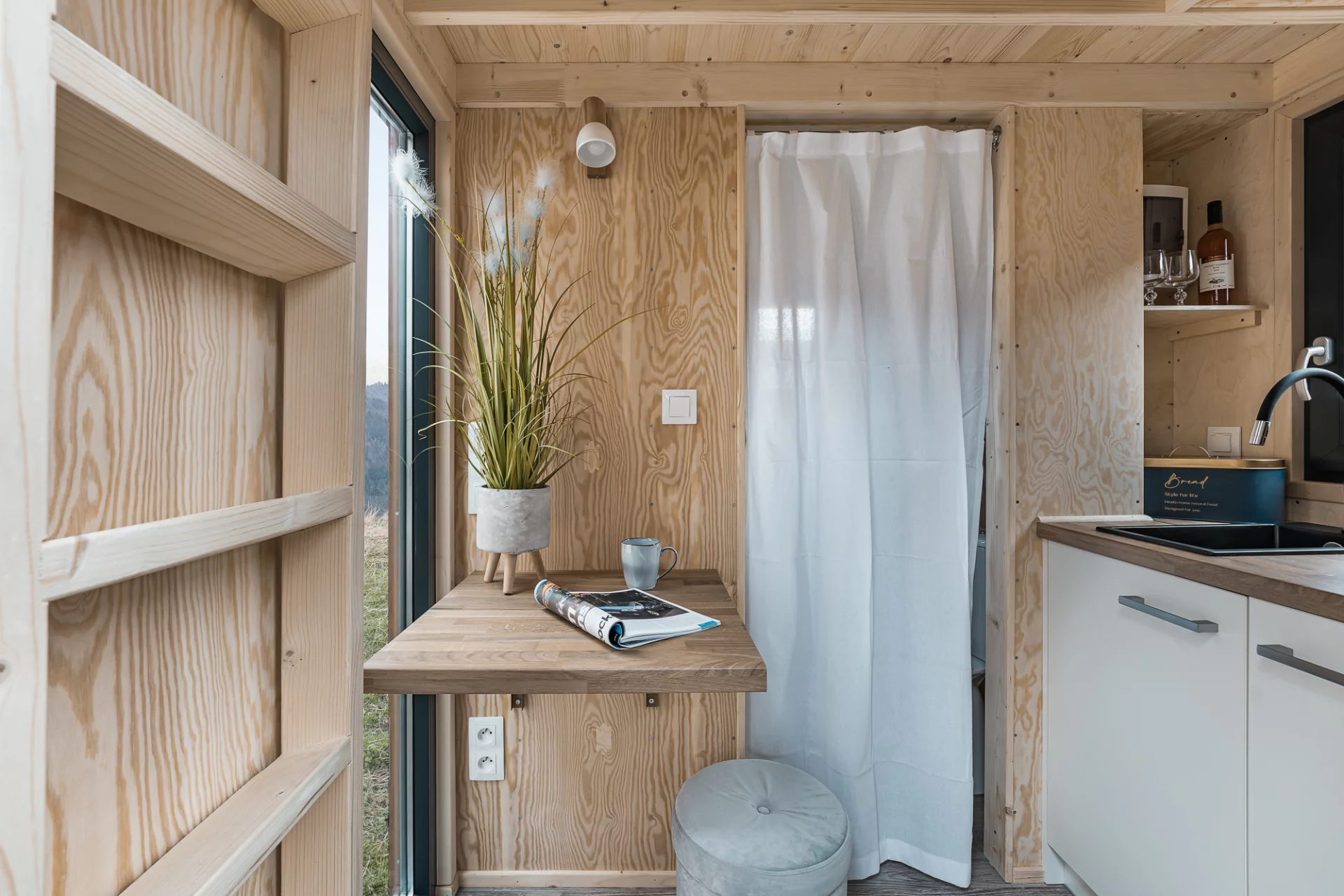 Cât costă casa de doar 10 metri pătraţi cu bucătărie, baie şi dormitor. Are două niveluri și promovează traiul minimalist