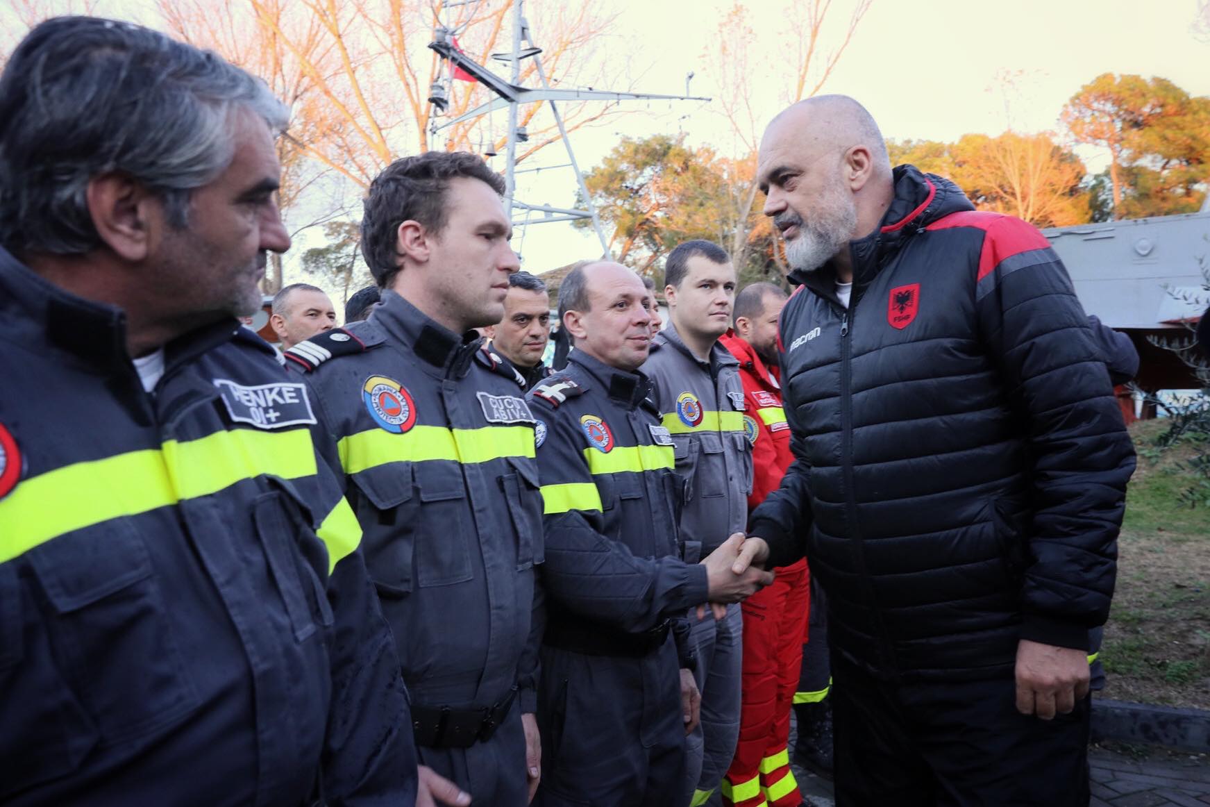 Libertatea e alături de pompierii români care-și riscă viața de Ziua Națională. Edi Rama, prim-ministrul Albaniei: ”Românii au fost îngeri păzitori!”