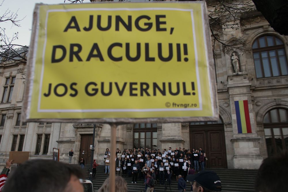 Un nou protest al magistraților la Palatul de Justiție din București. „Suntem aici pentru a apăra independența justiției” / FOTO