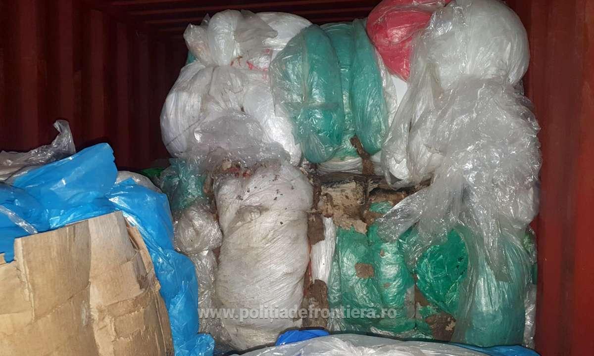 38 de tone de deșeuri de plastic, descoperite în Portul Constanța. Marfa era importată din Marea Britanie și a fost returnată