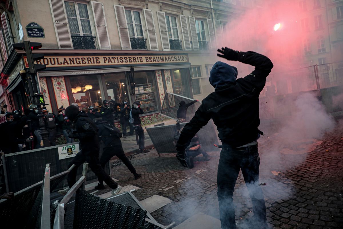 VIDEO | Ciocniri violente la Paris, între forțele de ordine și oamenii care protestează față de brutalitatea poliției