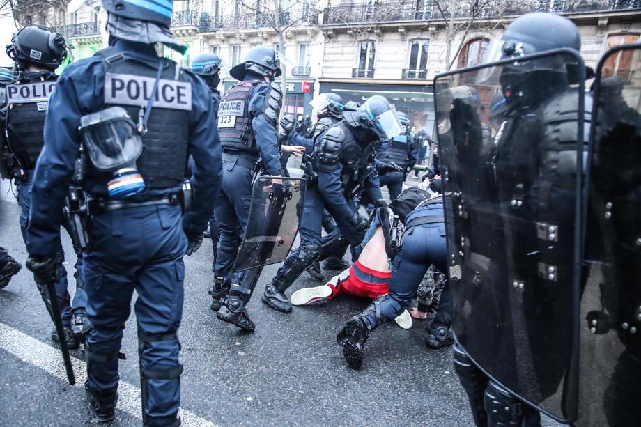Peste 30.000 de persoane au protestat la Paris față de legea securității globale. Poliția a folosit tunuri de apă pentru a curăța piața