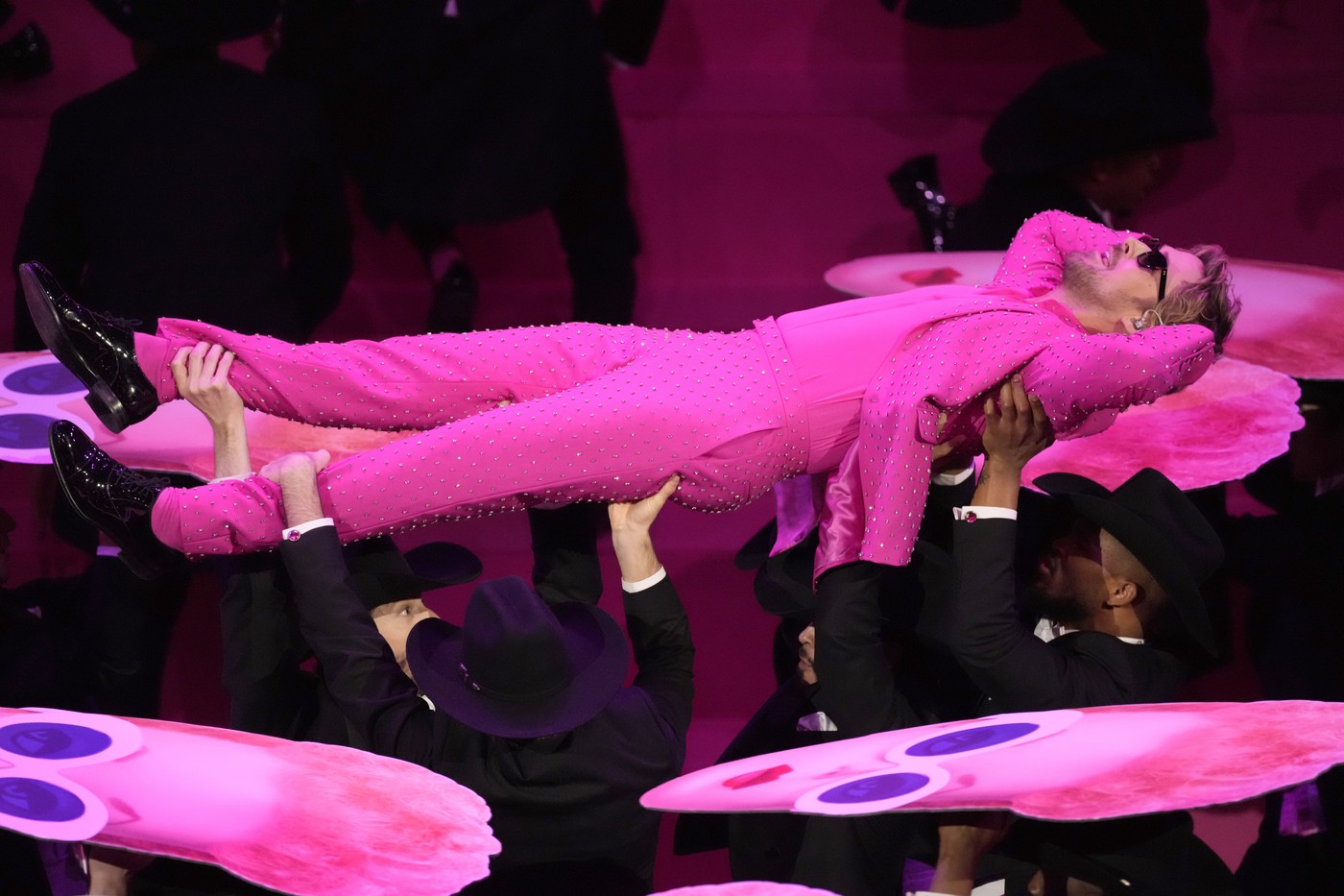 Ryan Gosling, într-un costum roz strălucitor pentru reprezentația epică de la Premiile Oscar 2024. A cântat „I’m Just Ken” din filmul Barbie | VIDEO