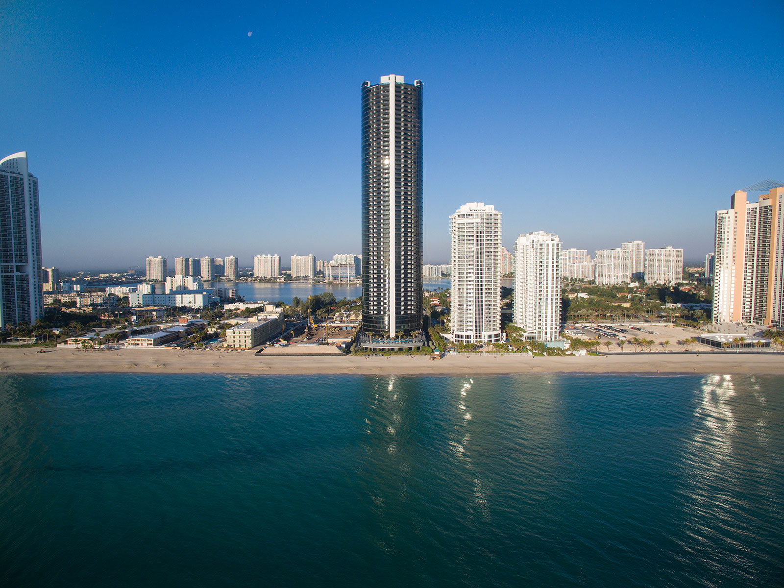 Cum arată apartamentul de 8,7 milioane de euro în care va sta Leo Messi la Miami. Are inclusiv un lift auto care-l lasă la ușă