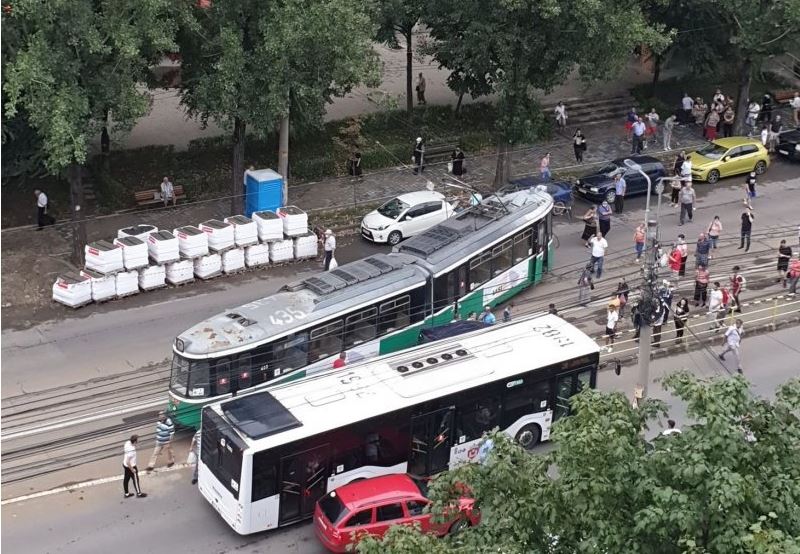 Un tramvai a deraiat în Iași, după ce un șofer i-a tăiat brusc calea. Accidentul, surprins de camere