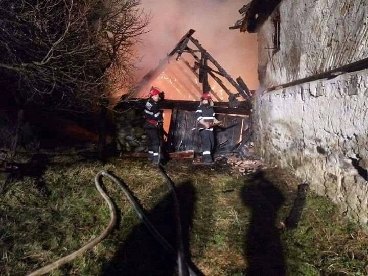 Un pompier din Hunedoara ridică o casă pentru un bătrân rămas pe drumuri. Gestul militarului, făcut în Săptămâna Mare