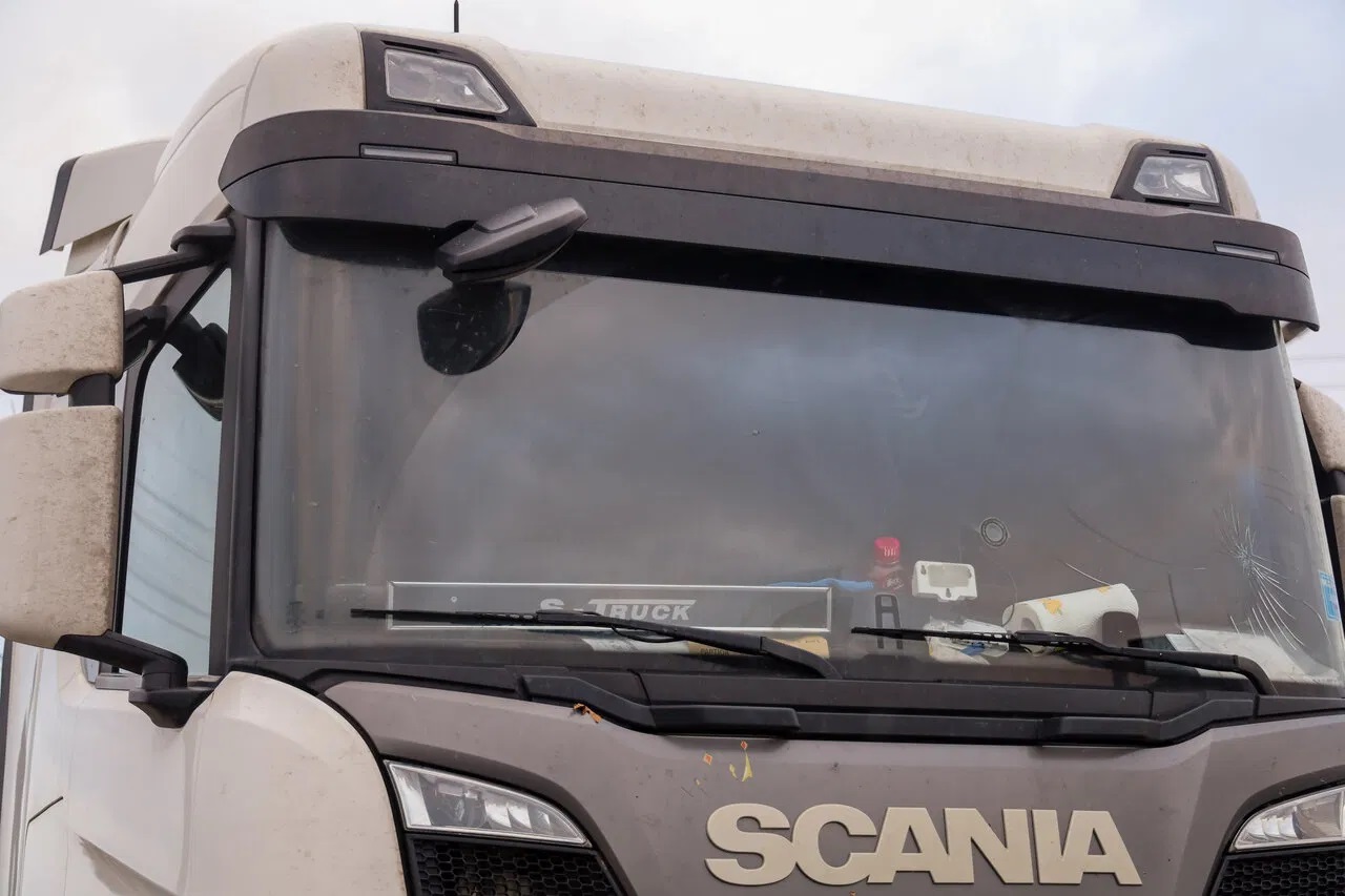 Un șofer de TIR e blocat de trei săptămâni într-o parcare din Germania, pentru că firma lui nu vrea să plătească, iar acasă îl așteaptă o fetiță de 7 luni: „E inuman!”