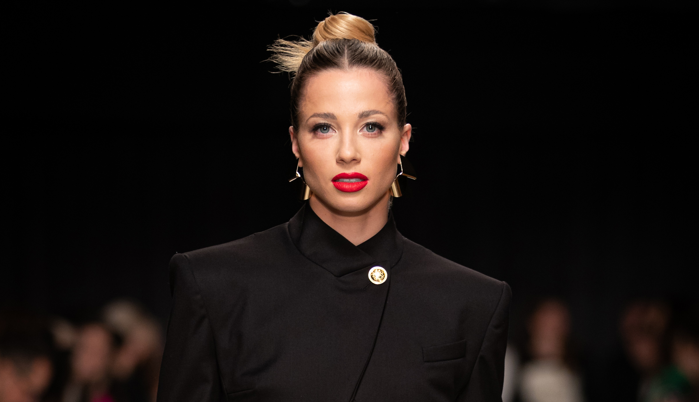 Gulyás Michelle olipikon a RICHARD DEMETER 2025-26 őszi-téli bemutatóján