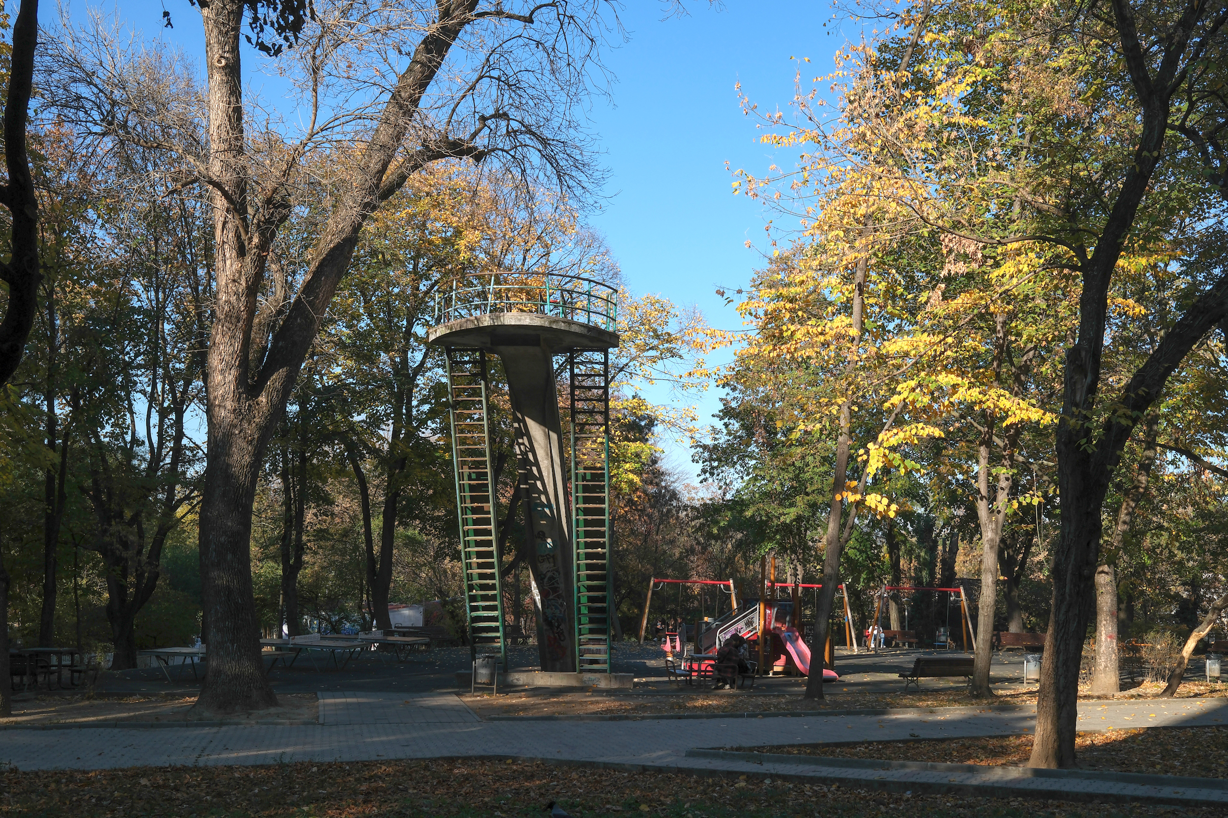 Cel mai vechi tobogan din România încă rezistă în parcul Floreasca din București. „Drumul spre școală începea obligatoriu aici”