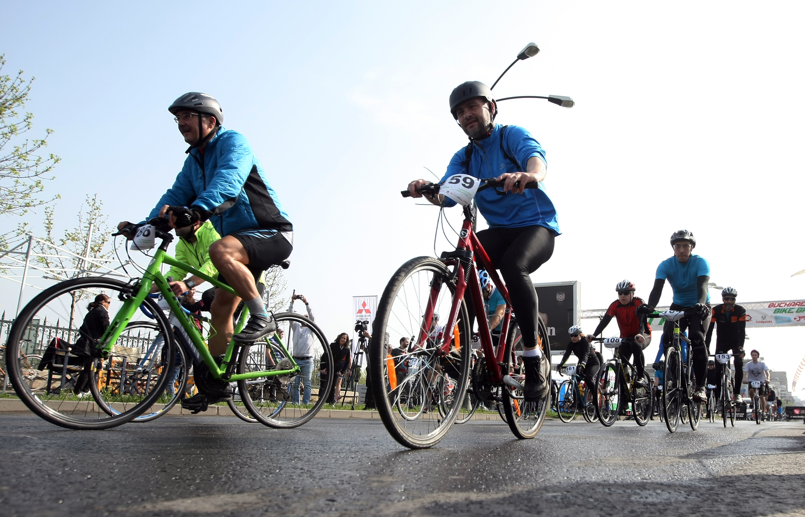 Cicliștii au înconjurat Casa Poporului! Start la Bucharest Bike Break
