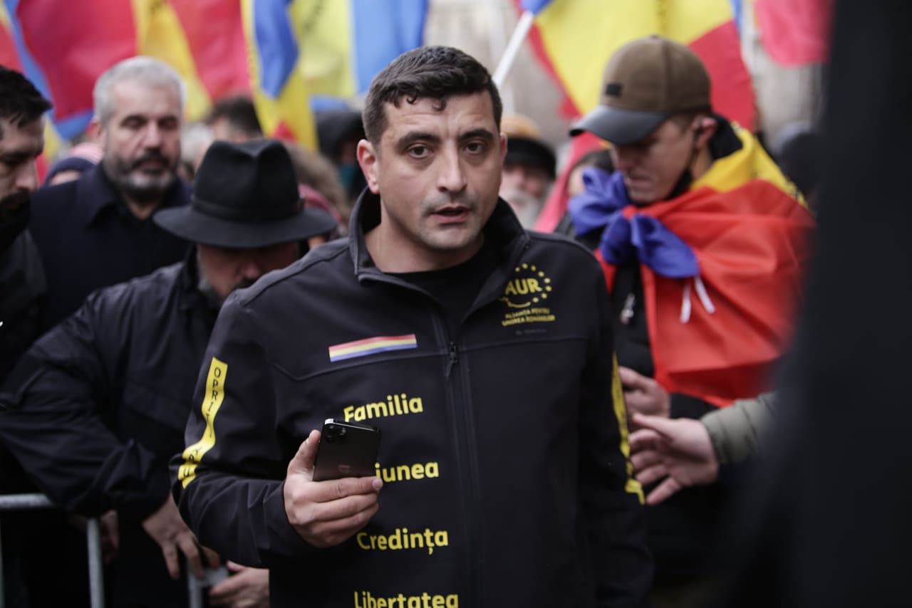 VIDEO. Incident între George Simion și un jandarm. Apoi liderul AUR aleargă după un alt bărbat. Protestarii merg spre Cotroceni
