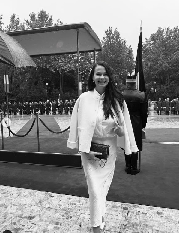 Imagini cu vedetele la învestirea lui Nicușor Dan. Delia, Andreea Raicu și Anca Serea nu au ratat ocazia de a face poză cu noul președinte al României