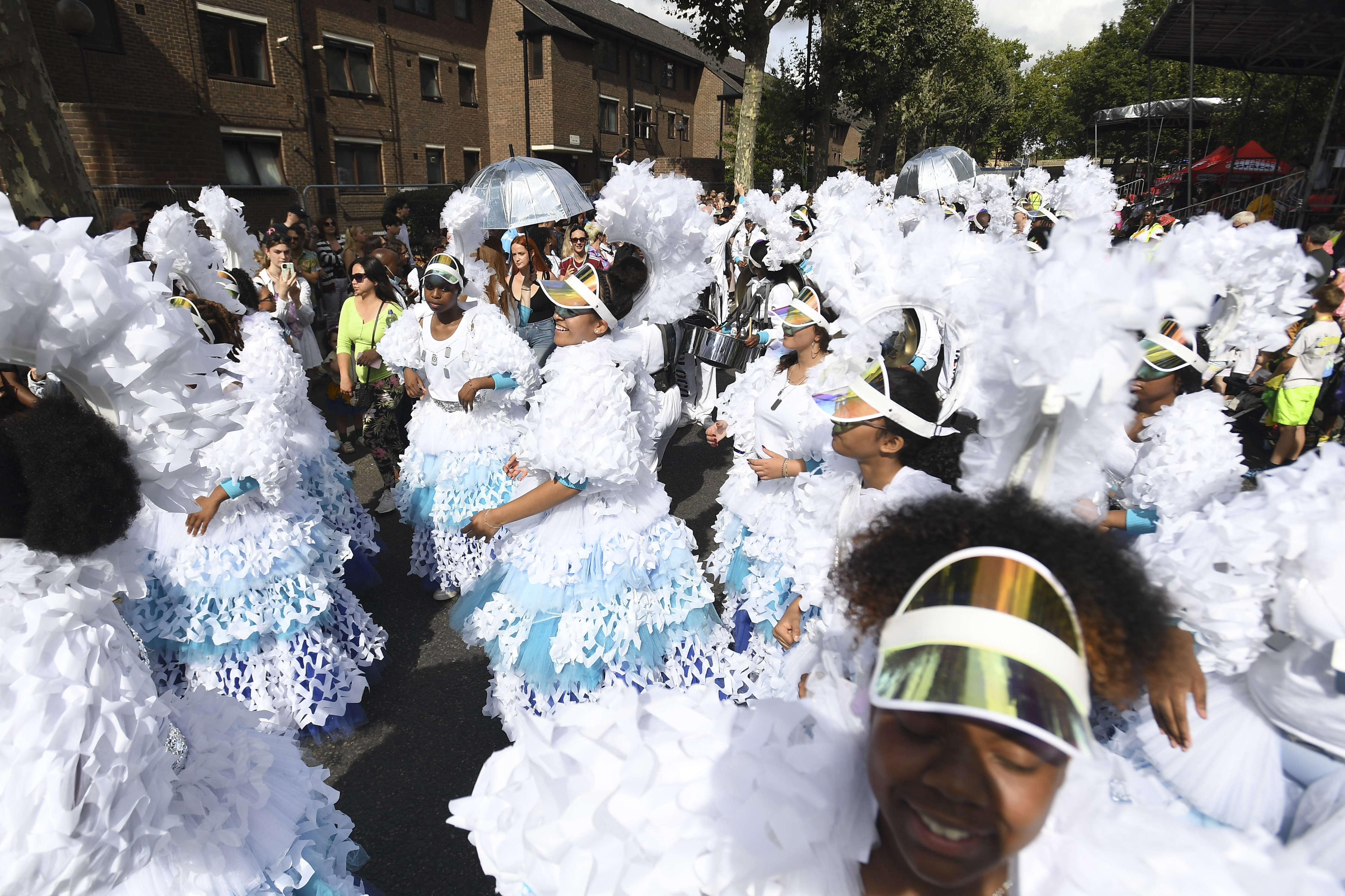 Carnavalul Notting Hill a revenit pe străzile din Londra, pentru prima dată de la începutul pandemiei. Imagini de la defilări