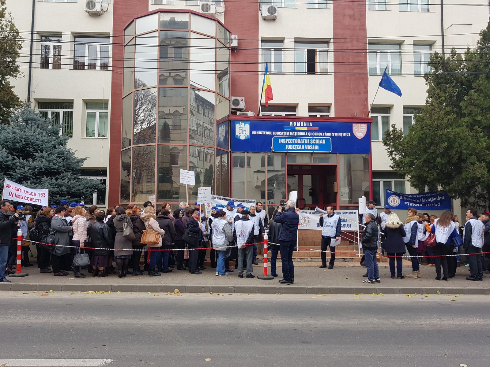 #SalariileRomanilor: Profesorii au ieșit în stradă la Vaslui: ”Sistați abuzurile la adresa personalului din învățământ”| FOTO&VIDEO REPORTAJ