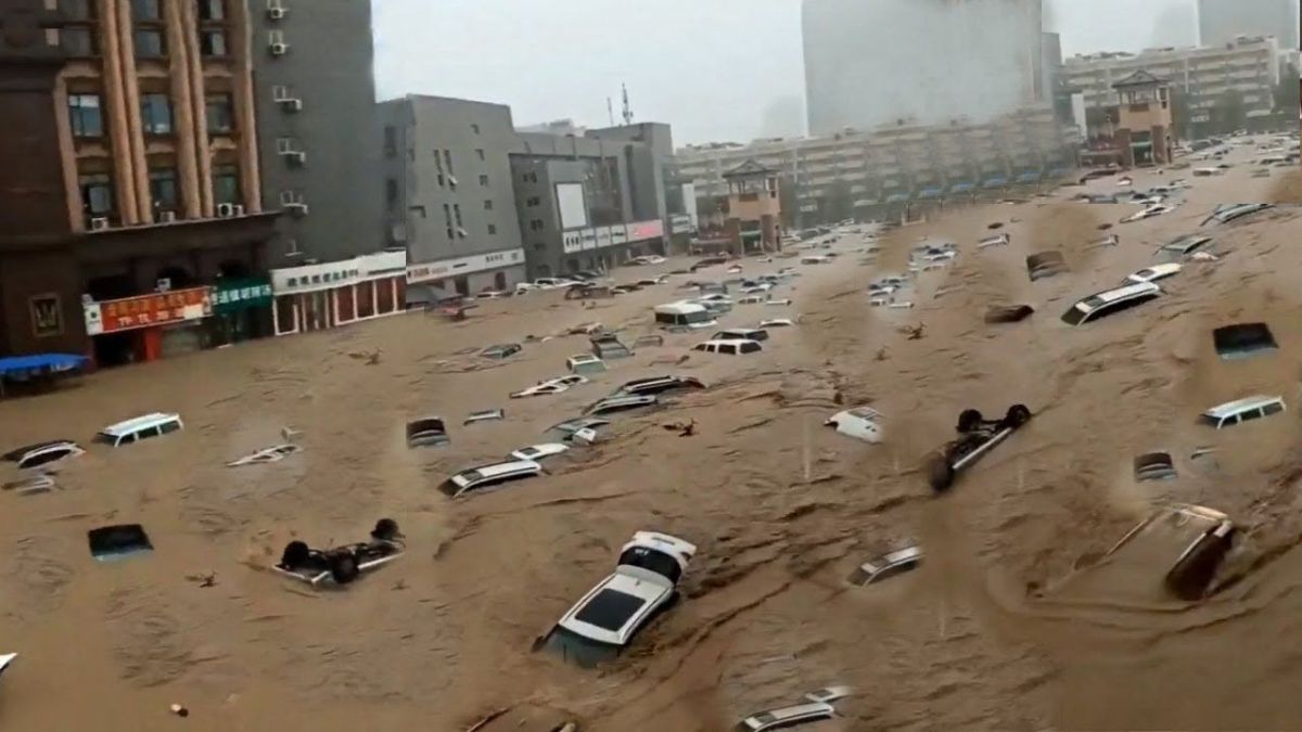 12 oameni au murit înecați într-un metrou inundat din China. Provincia Henan e sub apă, după 3 zile de ploi torențiale