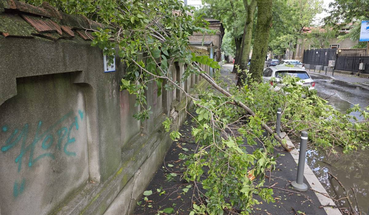 Dezastru după furtuni: București este sub ape iar aproape 30.000 de oameni din 65 de localități sunt fără curent. Pompieri din 9 județe vin în ajutor