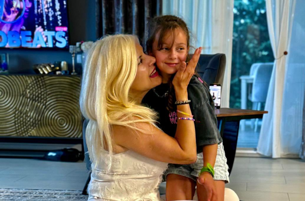 Cum a apărut Elena Udrea de Revelion 2026. Îmbrăcată în haină de blană și încălțată în sandale, s-a pozat cu Adrian Alexandrov