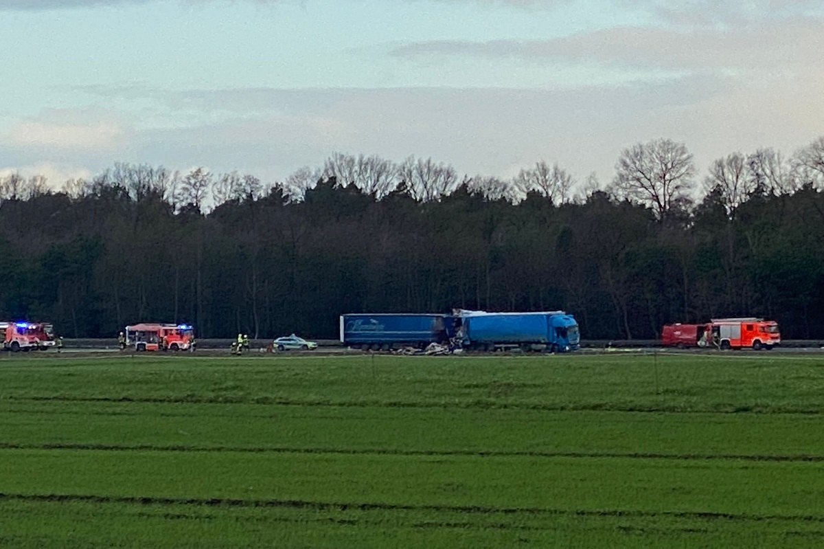 Vopseaua din camionul unui român a acoperit cabina TIR-ului care l-a lovit violent din spate, pe o autostradă din Germania